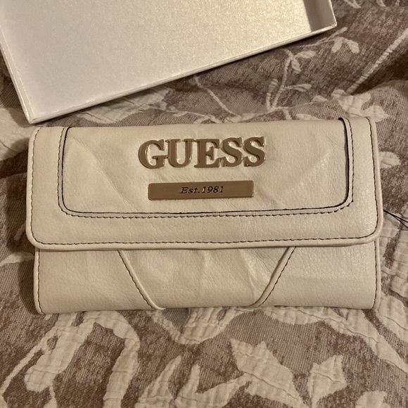 Guess white wallet new with box with tags - Picture 1 of 9
